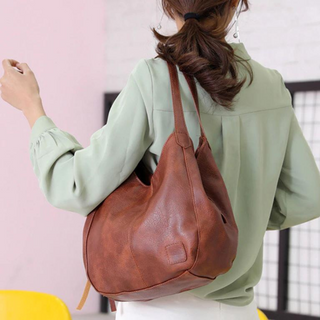 Naoko - Leather shoulder bag - Spacious interior