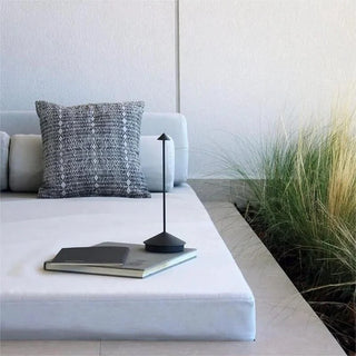 PointLight - Elegant table lamp