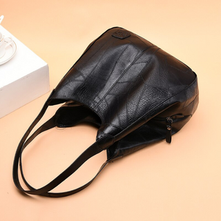 Naoko - Leather shoulder bag - Spacious interior