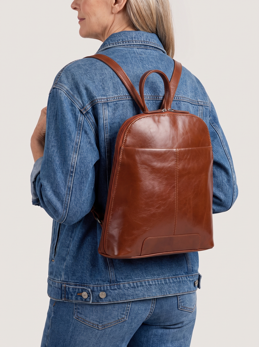 Rucksack aus Leder – Braun, getragen auf dem Rücken