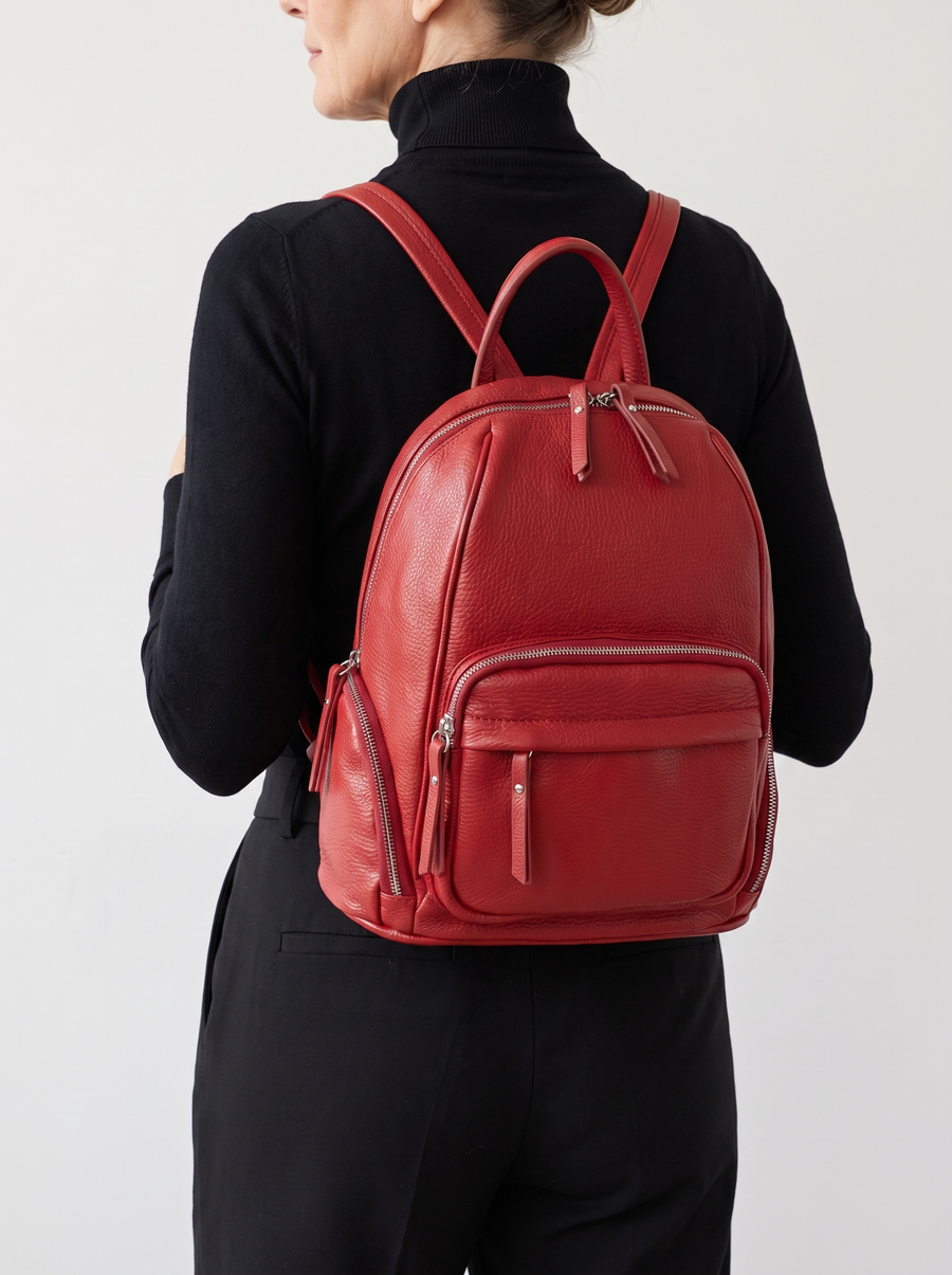 Eleganter Rucksack aus Leder – Rot, getragen auf dem Rücken
