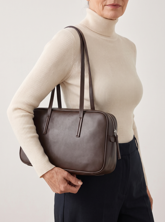Strukturierte Handtasche aus Leder – Braun, in der Hand getragen