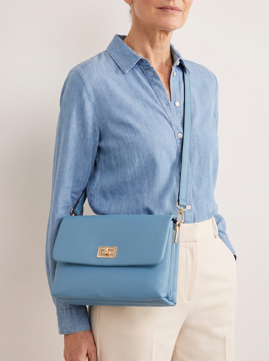 Handtasche aus Kunstleder – Azurblau, an der Schulter getragen