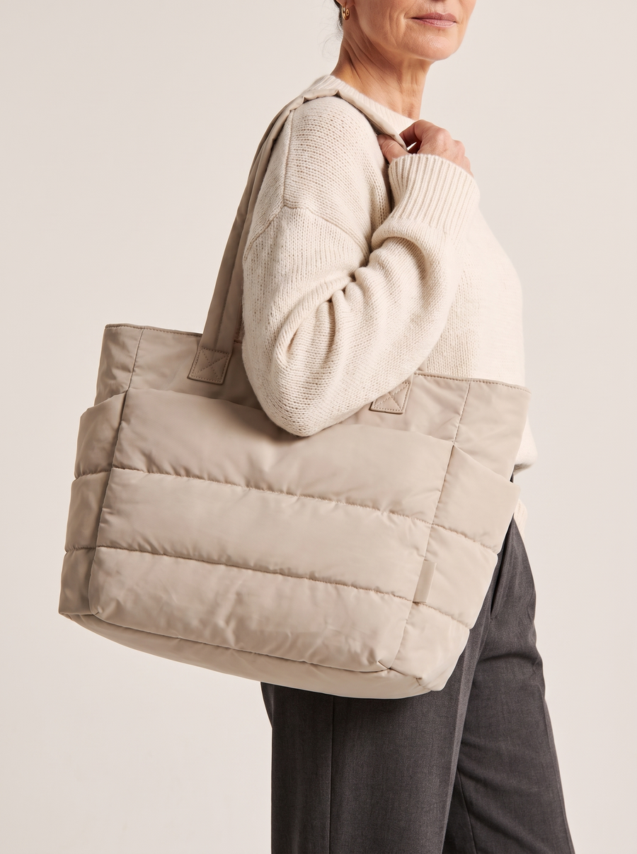 La Maison Puff Schultertasche - über der Schulter getragen