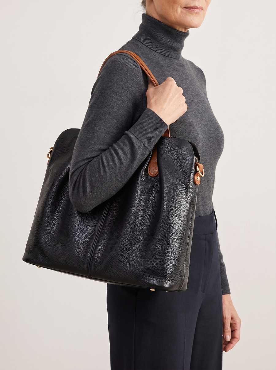 Alana Ledertasche mit Litchi-Prägung Schwarz getragen