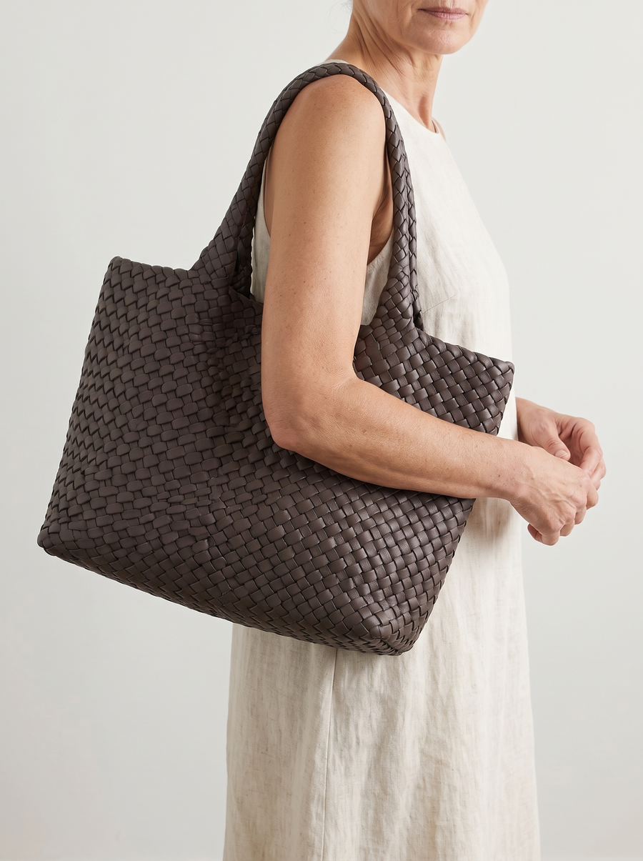Lana Geflochtene Shopper-Tasche Steingrau getragen