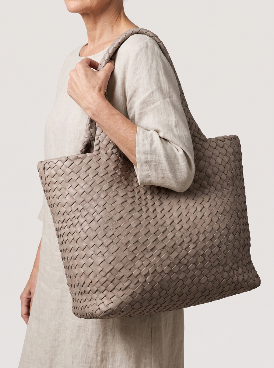 Lana Geflochtene Shopper-Tasche Beige getragen