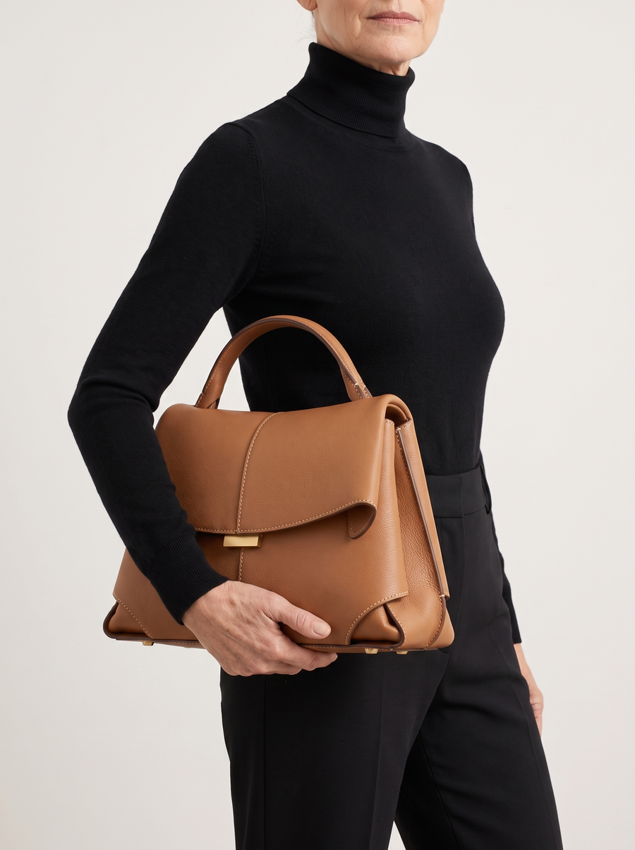 Elan Luxus-Ledertasche Braun getragen