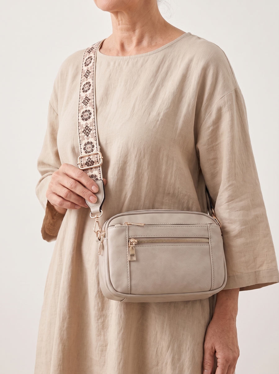 Elain Vegan-Leder Crossbody-Tasche Grau getragen