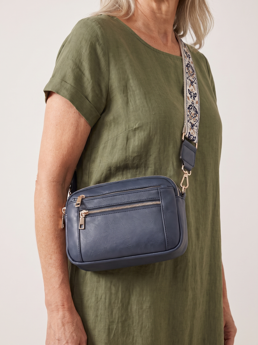 Elain Vegan-Leder Crossbody-Tasche Navy getragen