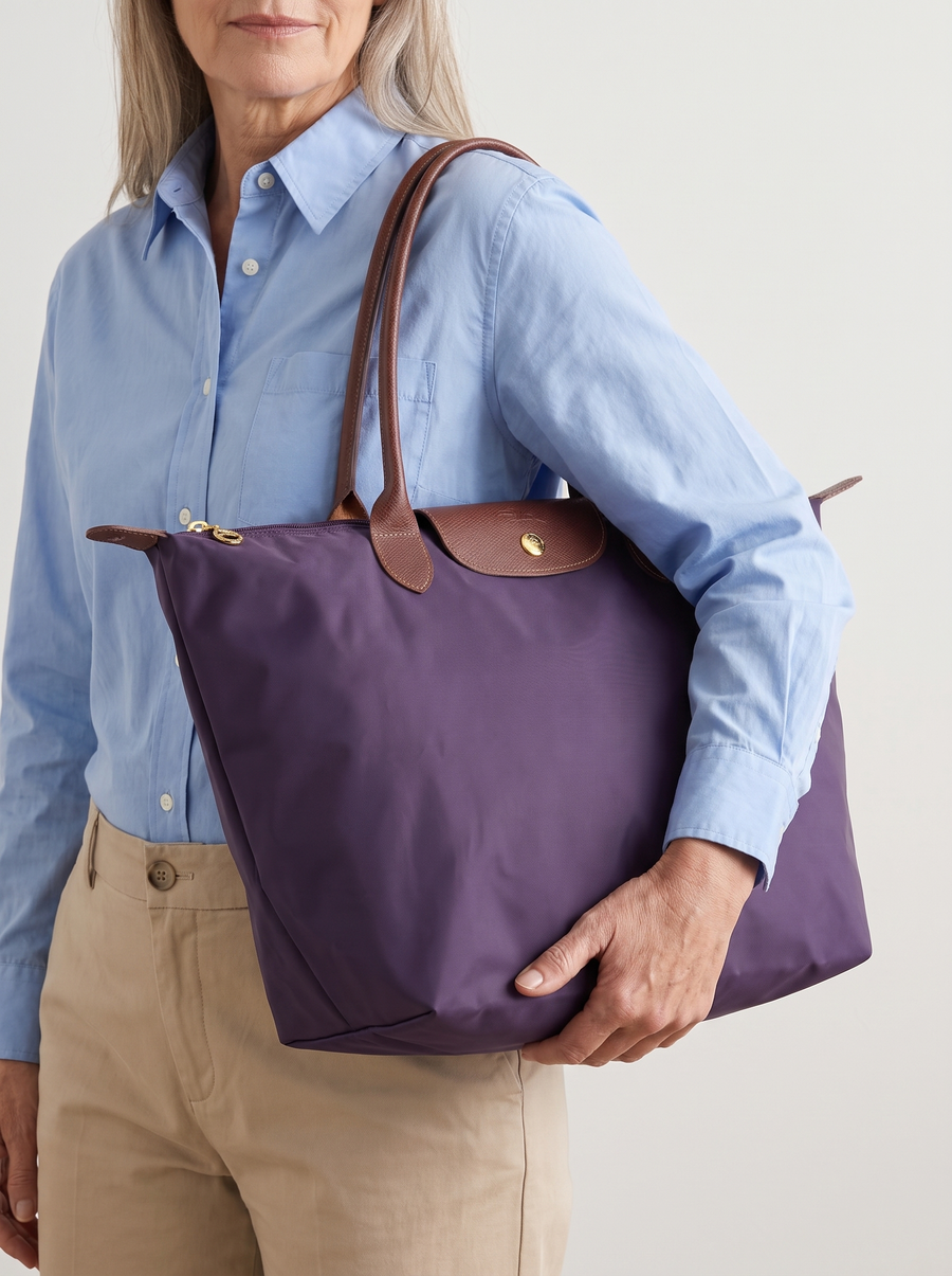 Tekka Schultertasche Lila getragen