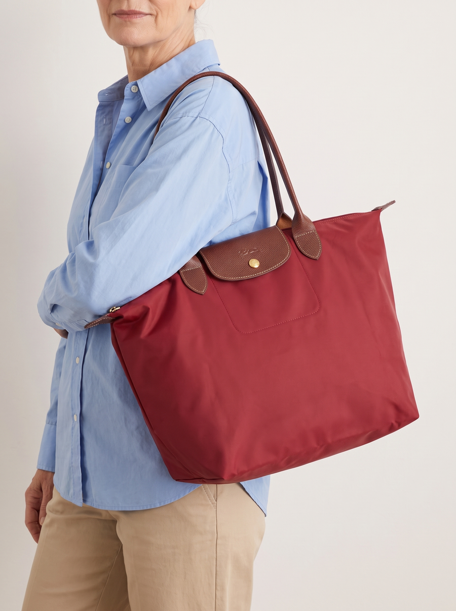 Tekka Schultertasche Bordeaux getragen