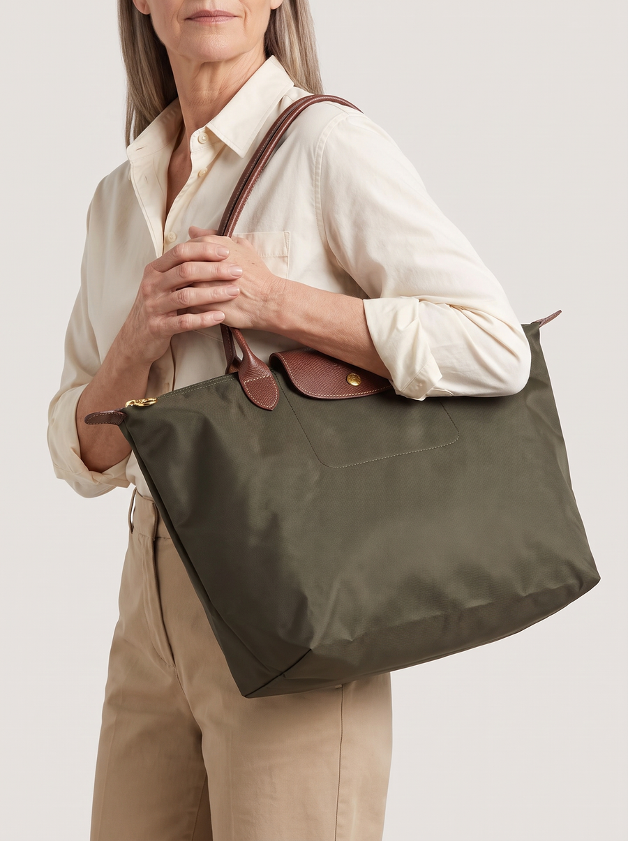 Tekka Schultertasche Grün getragen