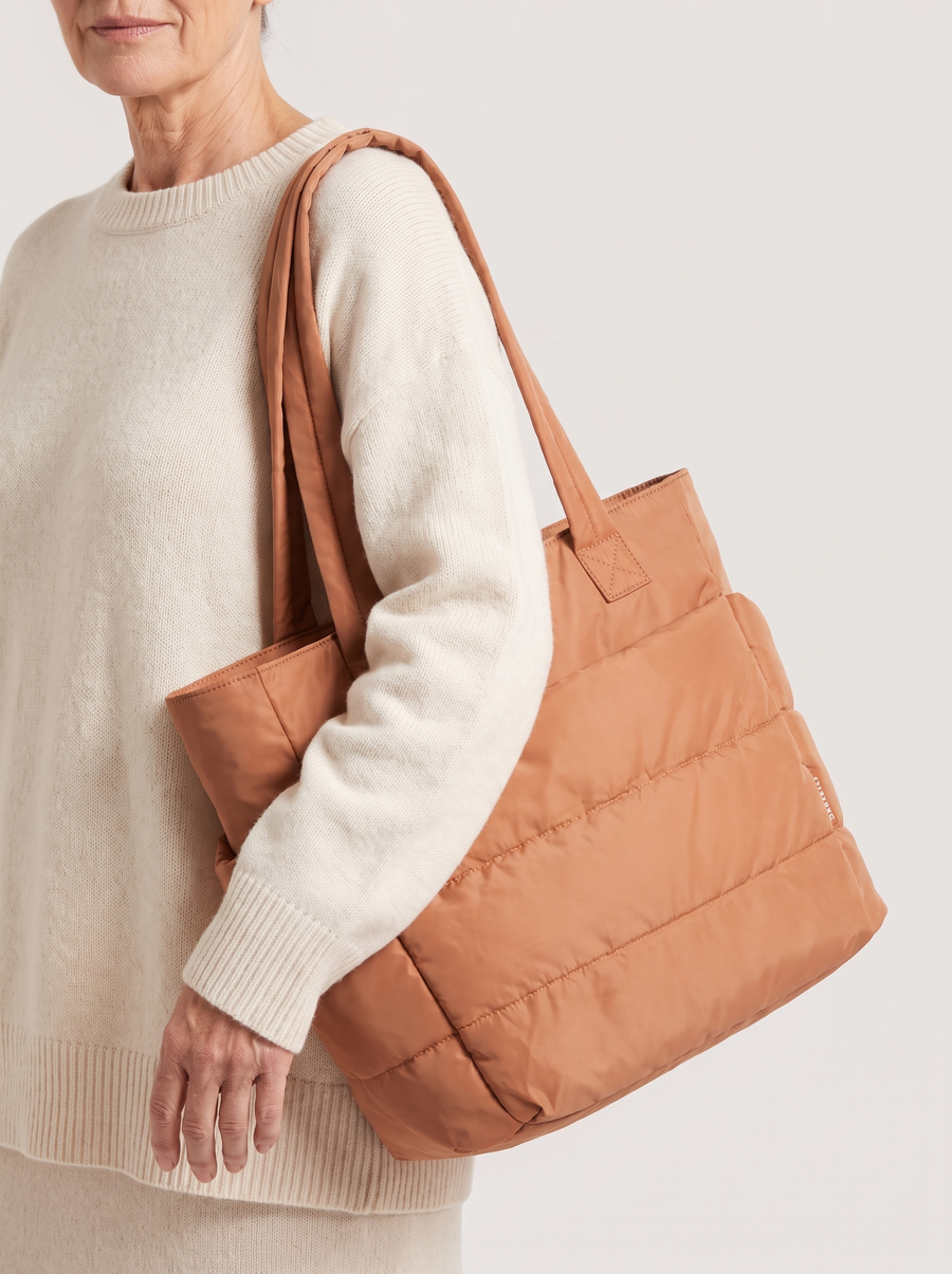 La Maison Puff Gesteppte Schultertasche Orange getragen