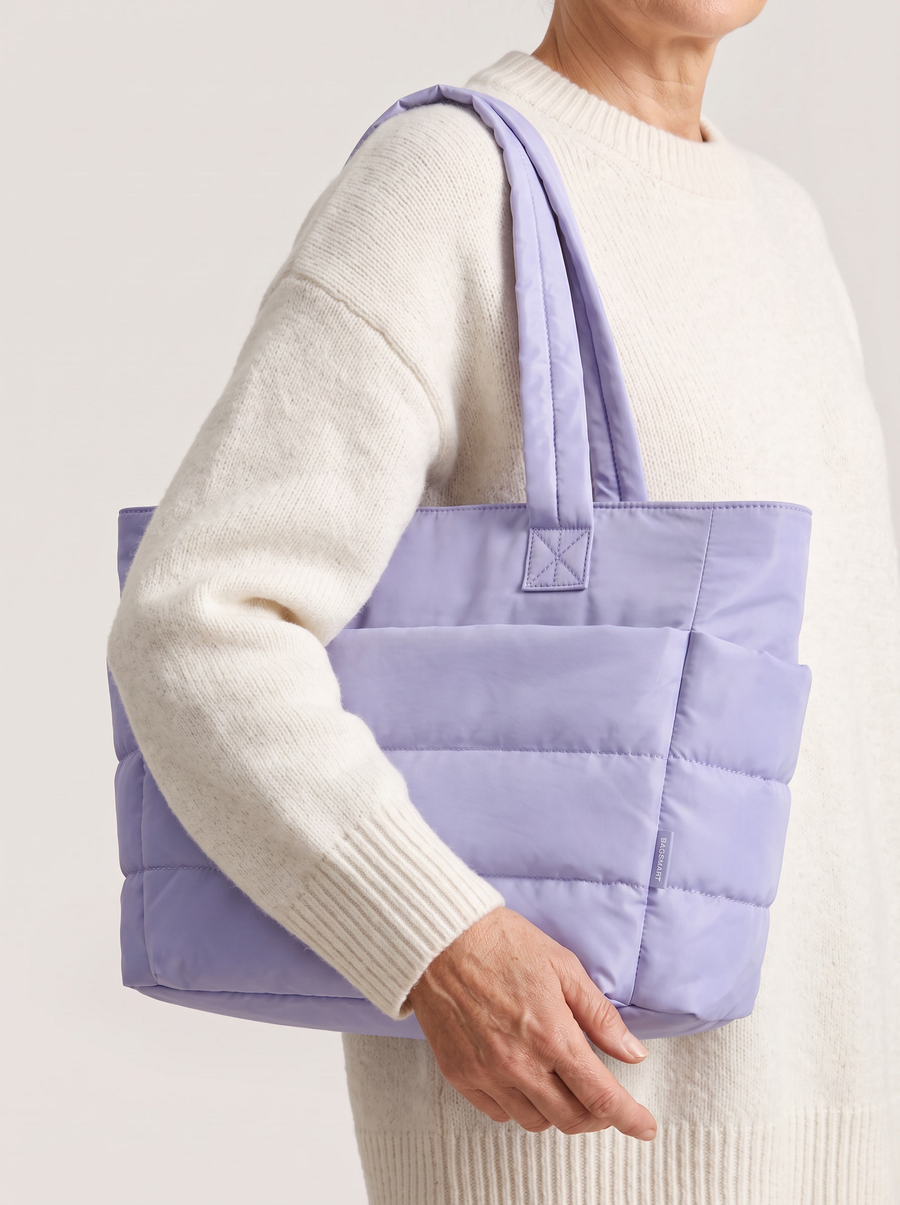 La Maison Puff Gesteppte Schultertasche Lila getragen