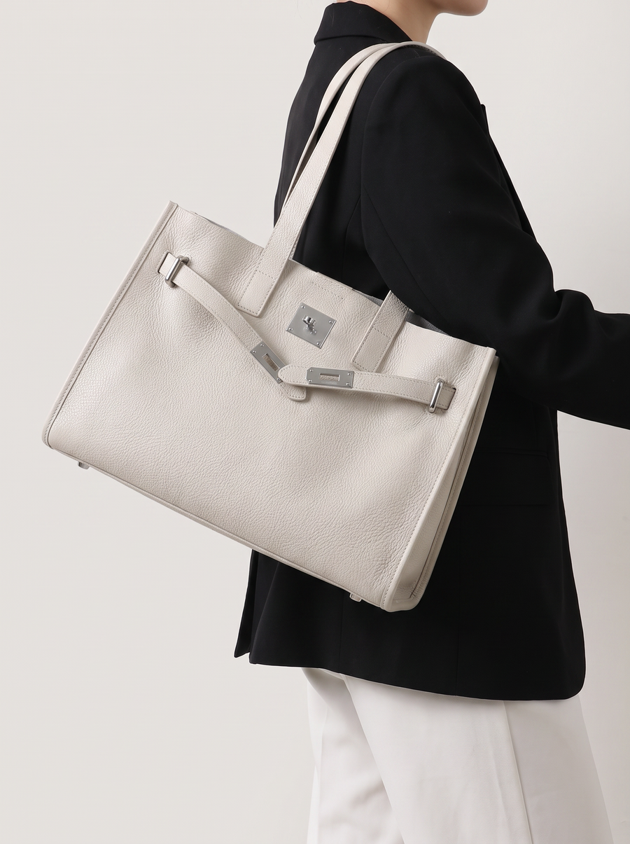 Loha Grosse Schultertasche Weiss getragen