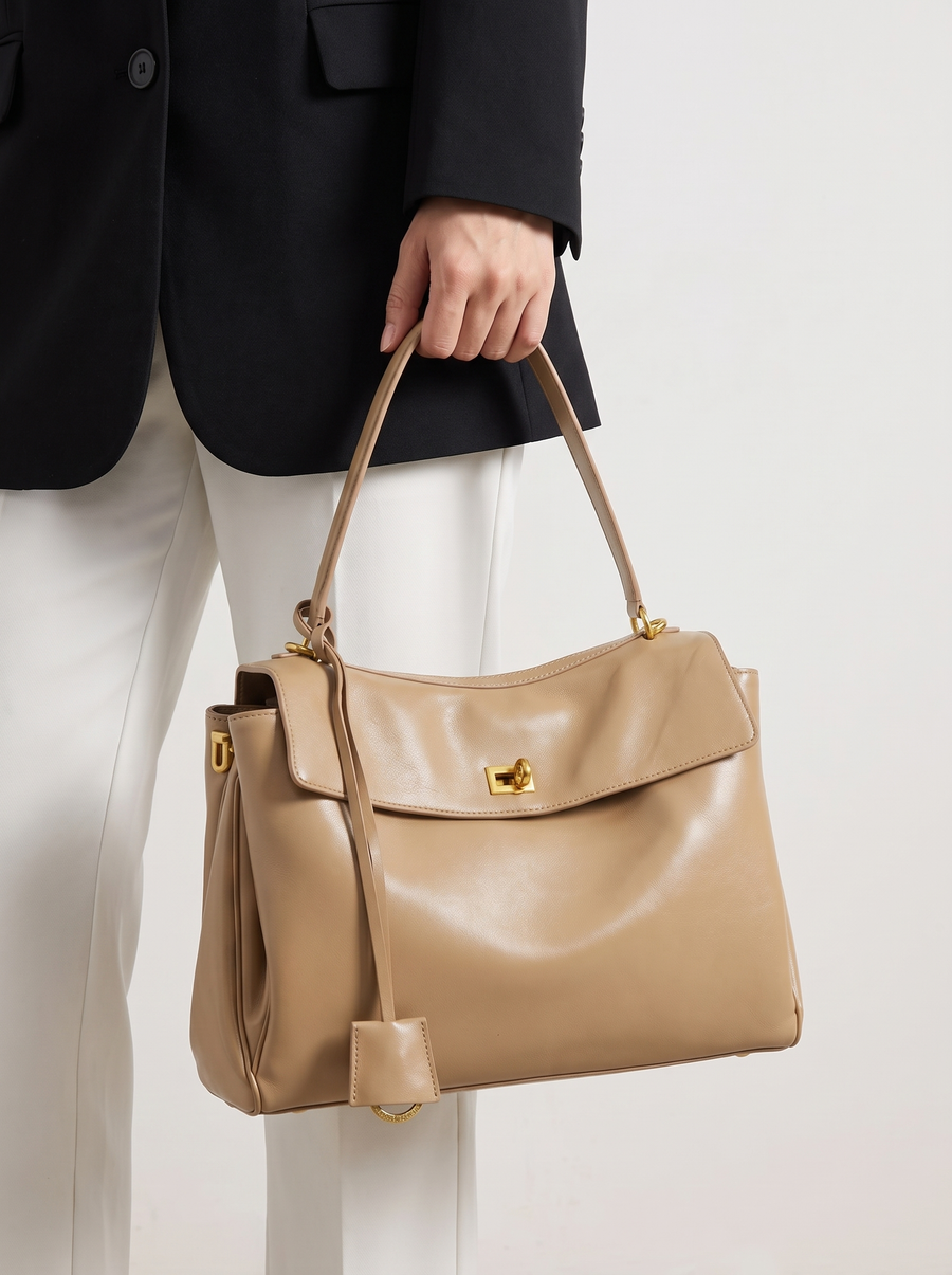Libby Strukturierte Leder-Handtasche Camel getragen