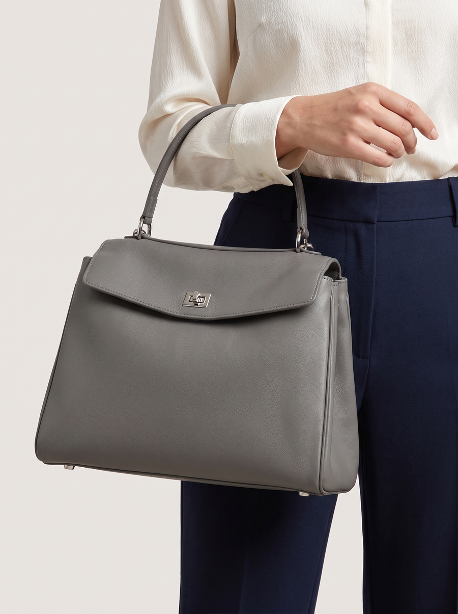 Libby Strukturierte Leder-Handtasche Grau getragen