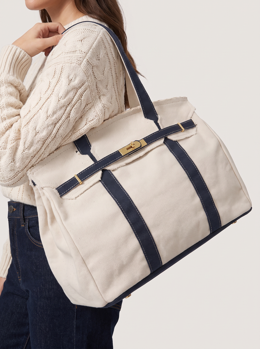 Le Batkin Canvas Shopper Navy getragen
