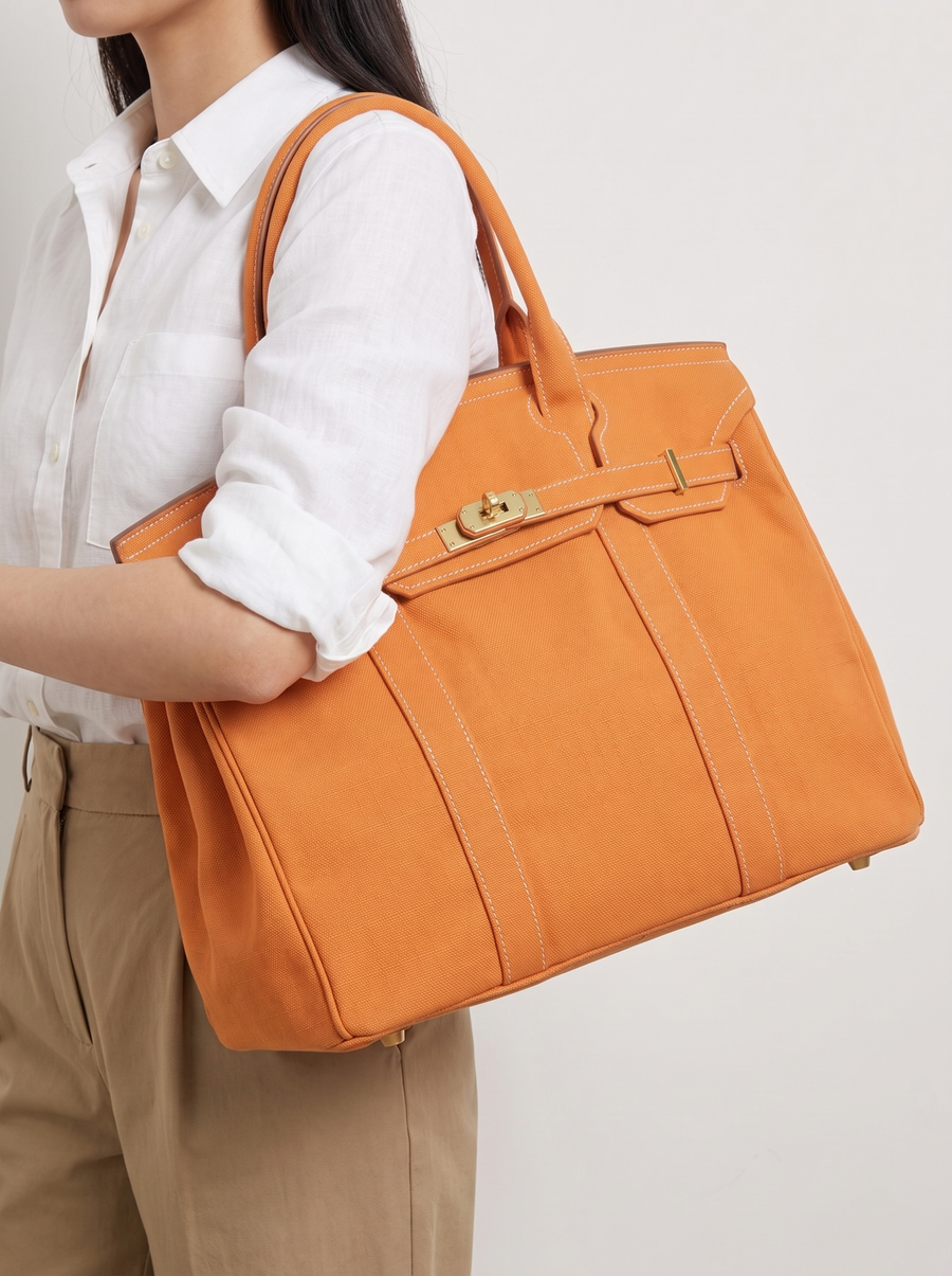 Le Batkin Canvas Shopper Orange getragen