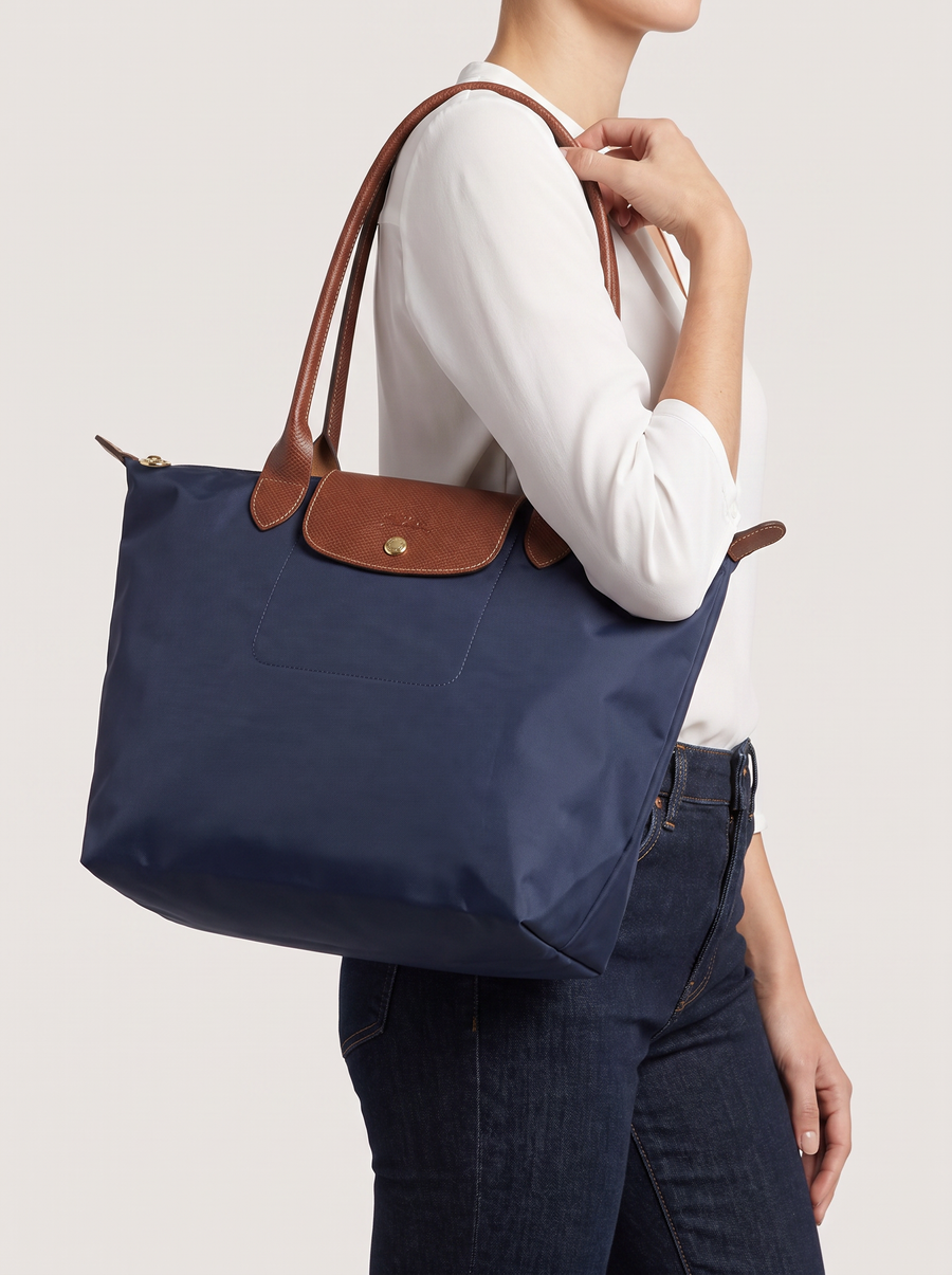 Tekka Schultertasche Navy getragen