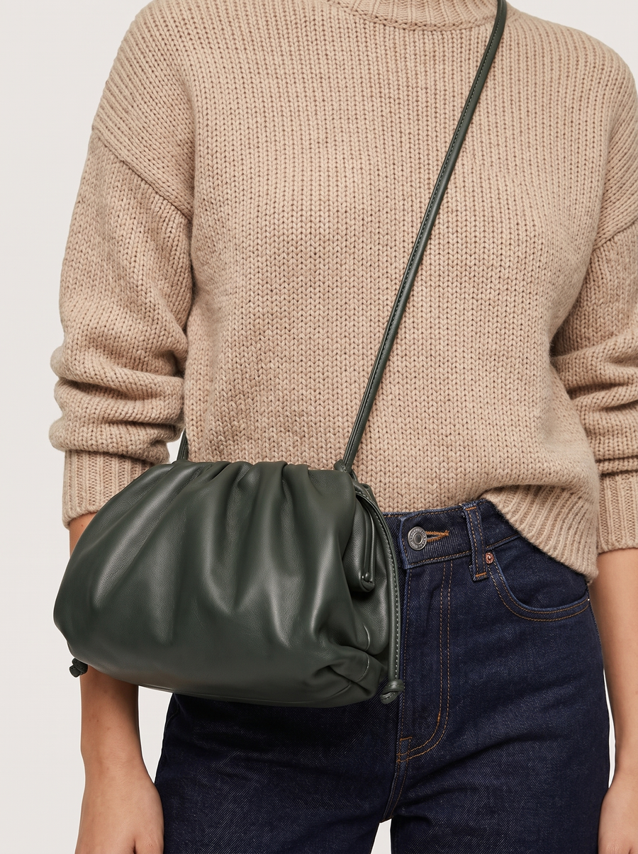 Kenny Gesteppte Hobo-Tasche Dunkelgrün getragen