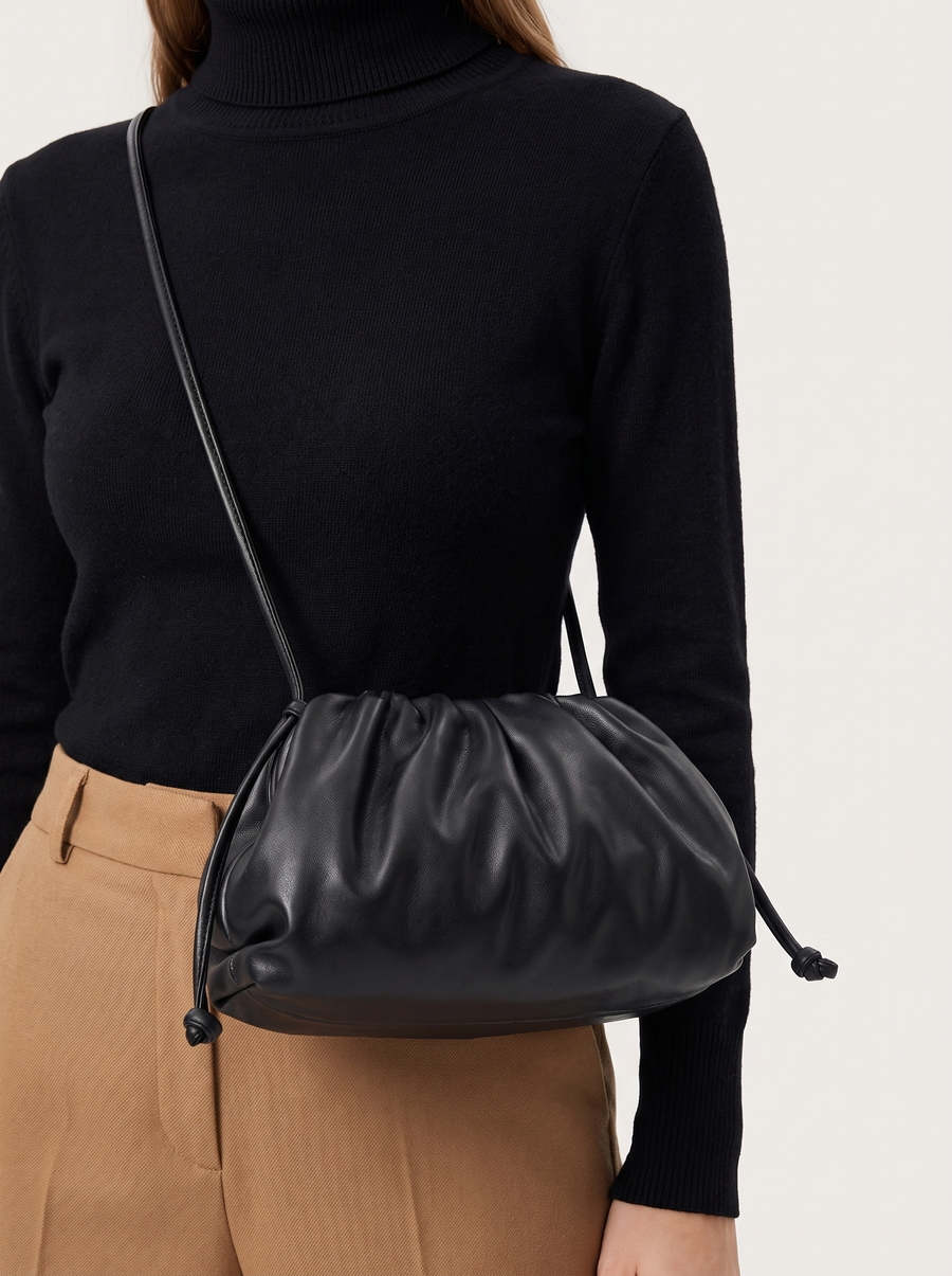 Kenny Gesteppte Hobo-Tasche Schwarz getragen