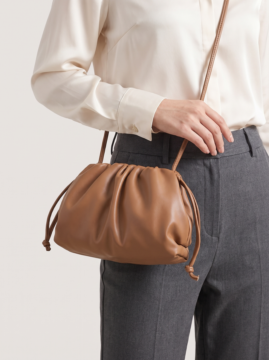 Kenny Gesteppte Hobo-Tasche Karamell getragen