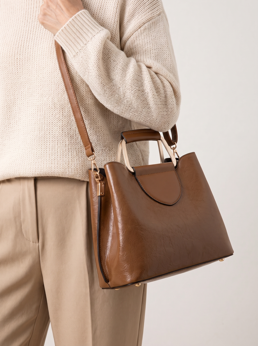 Anna Henkeltasche Braun am Model