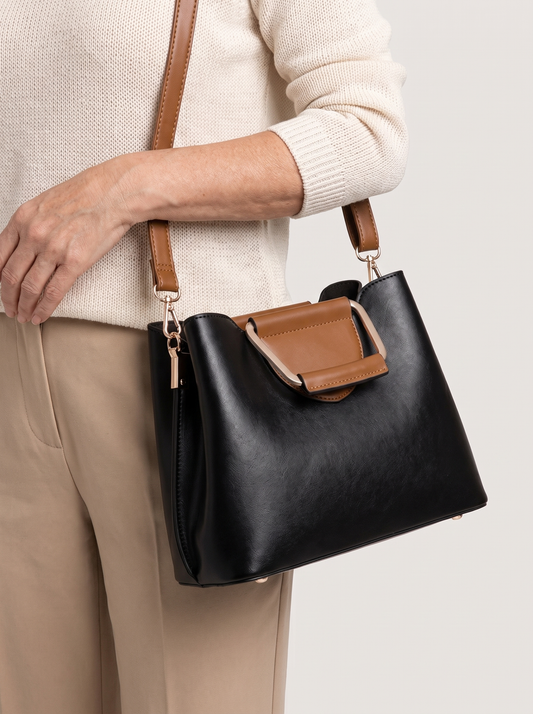 Anna Henkeltasche Schwarz am Model