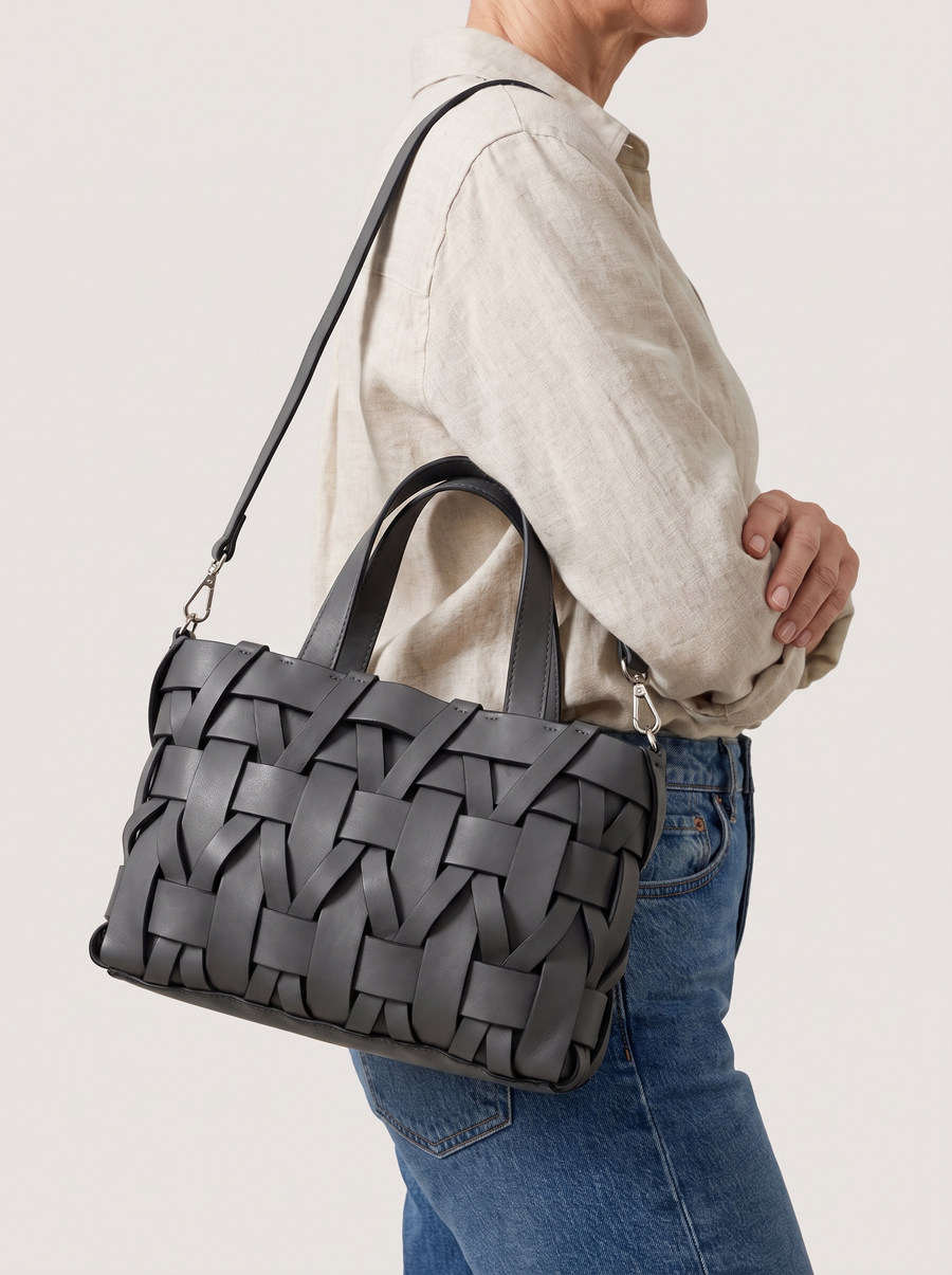 Annita Tasche Anthrazit am Model