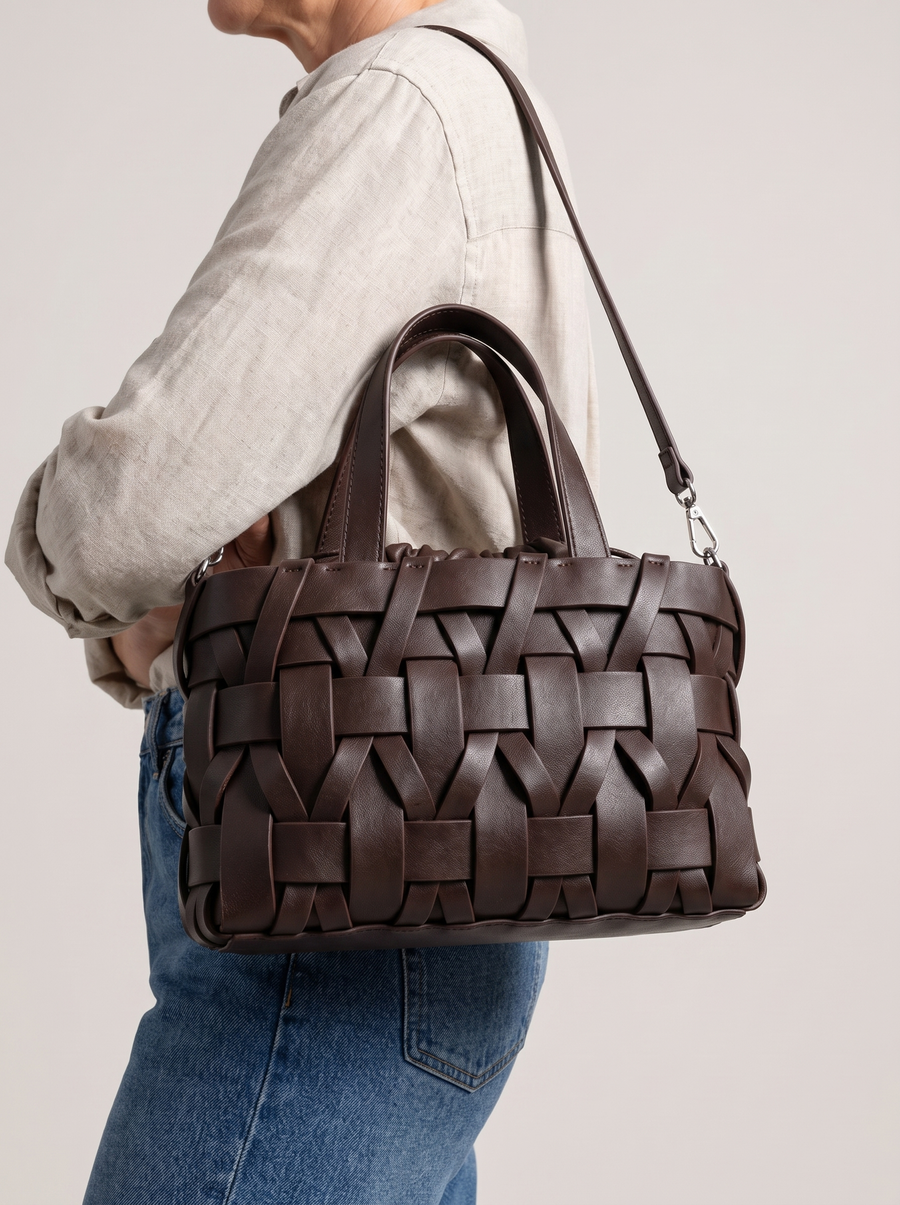 Annita Tasche Espresso-Braun am Model
