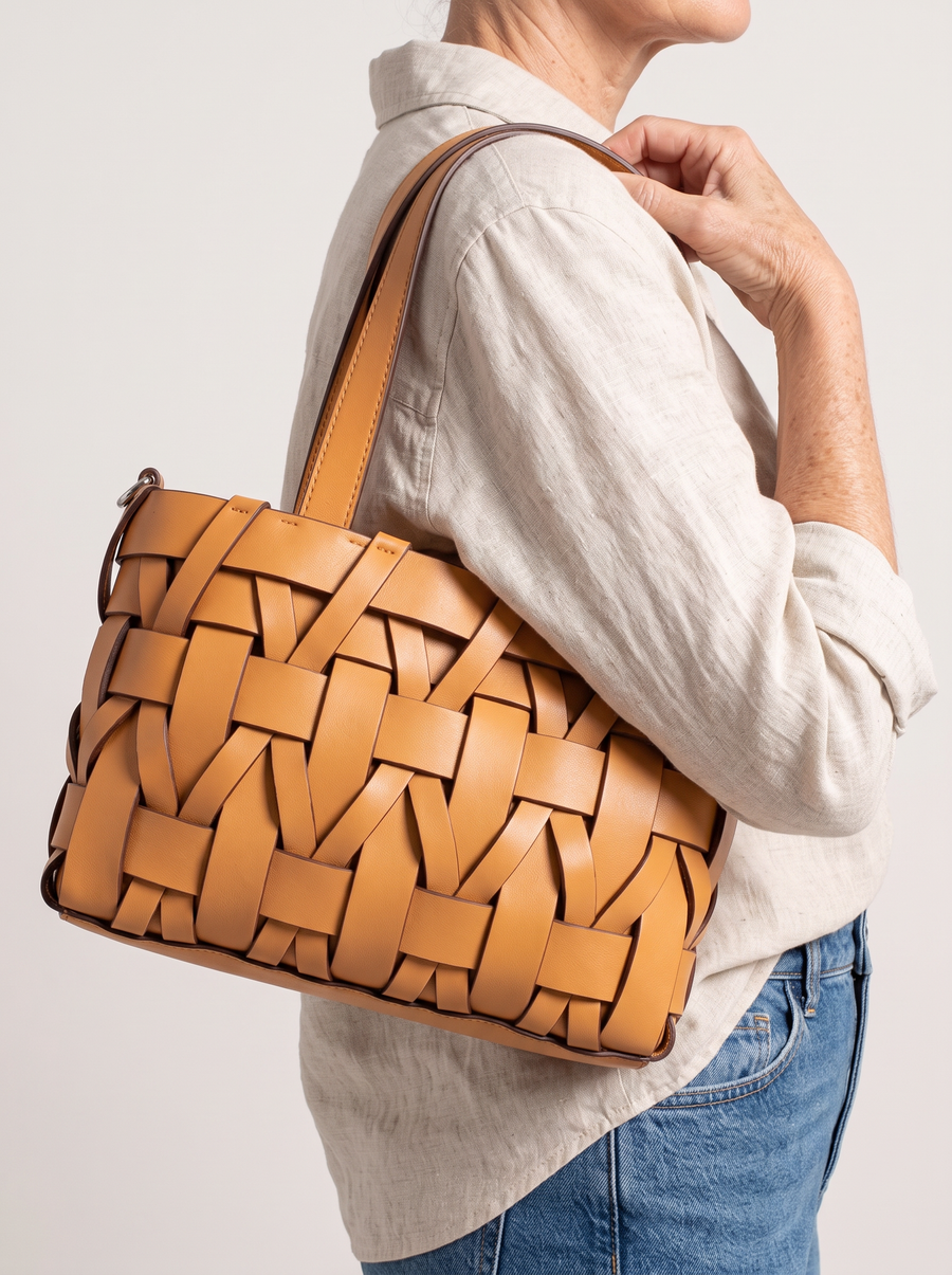 Annita Tasche Aprikose am Model