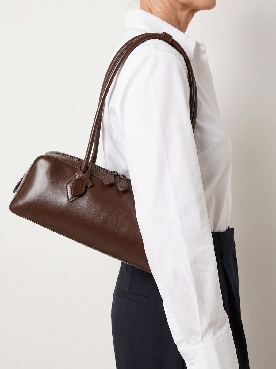 Luzia Schultertasche Kaffeebraun am Model