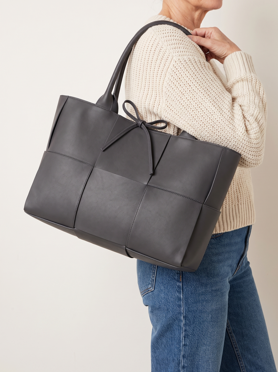 Agathi Shopper Anthrazit am Model