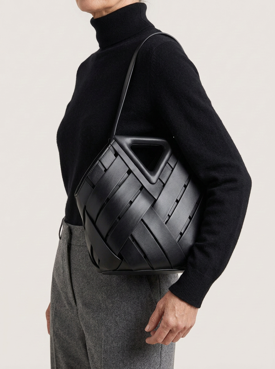 Giulietta Schultertasche Schwarz am Model