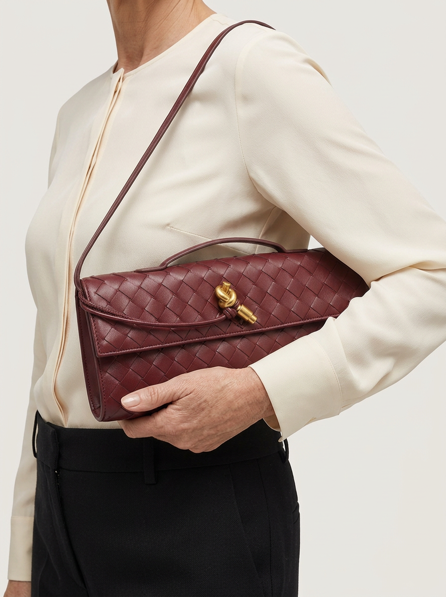 Melanie Umhängetasche Bordeaux am Modell