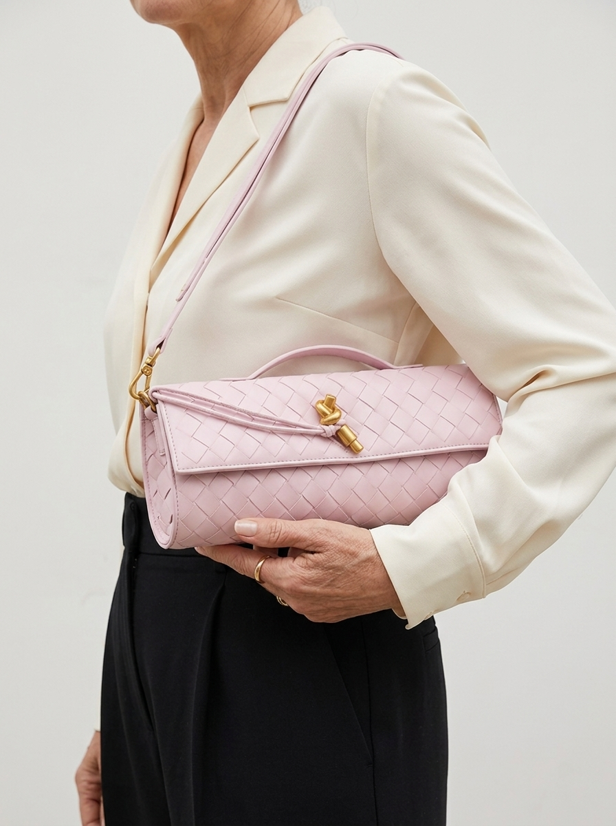 Melanie Umhängetasche Rosa am Modell