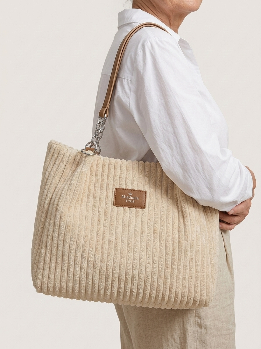 Xella Schultertasche Beige am Modell