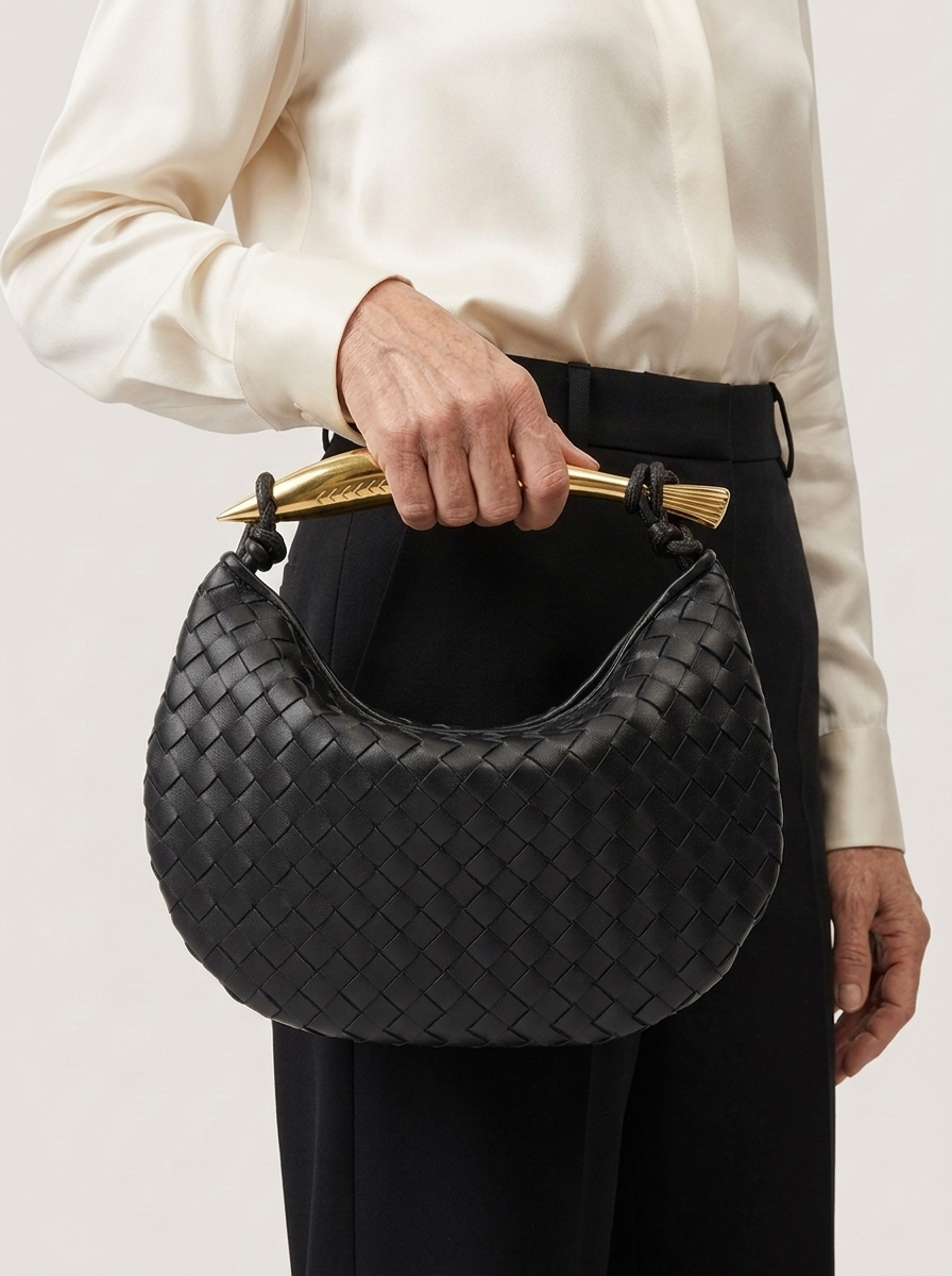 Alexandra Tasche Schwarz am Modell