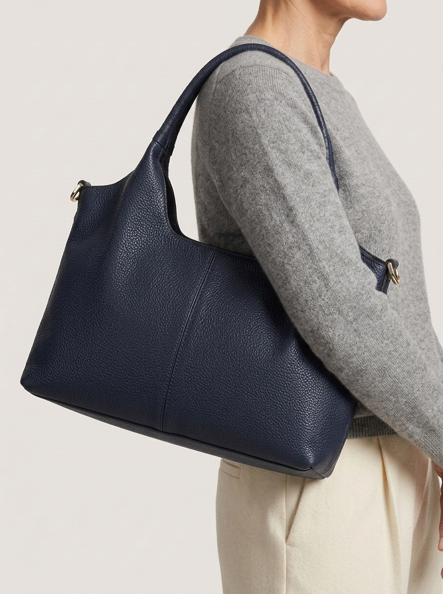 Aryna Tasche Navy with model