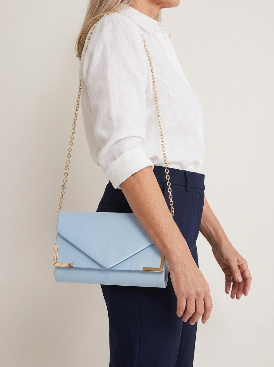 Envelope Clutch mit Kettenriemen - Baby Blue - Model