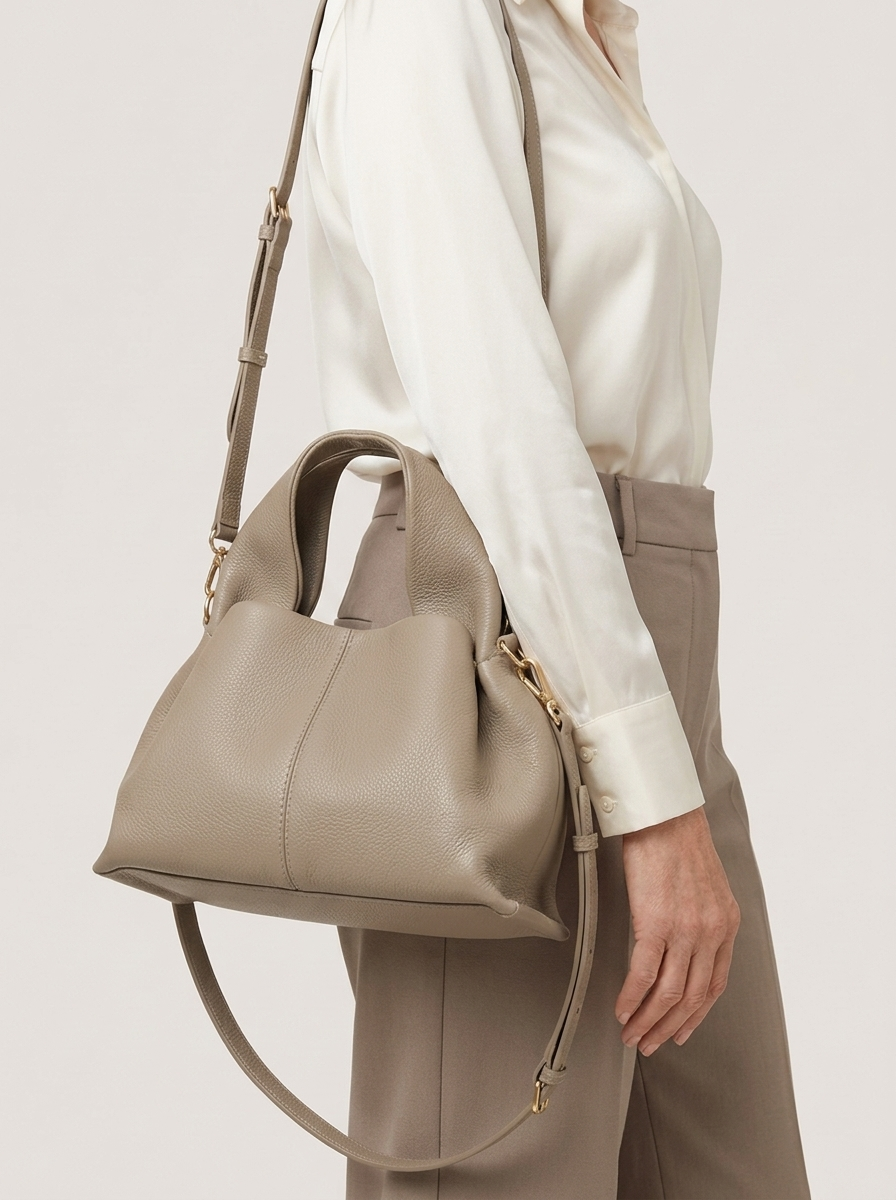 Top-Handle Bag aus genarbtem Leder - Taupe - Model