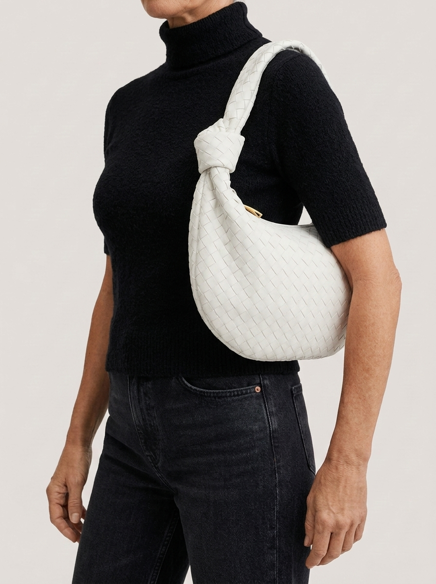 Geflochtener Hobo Bag mit Knotenhenkel - Weiss - Model