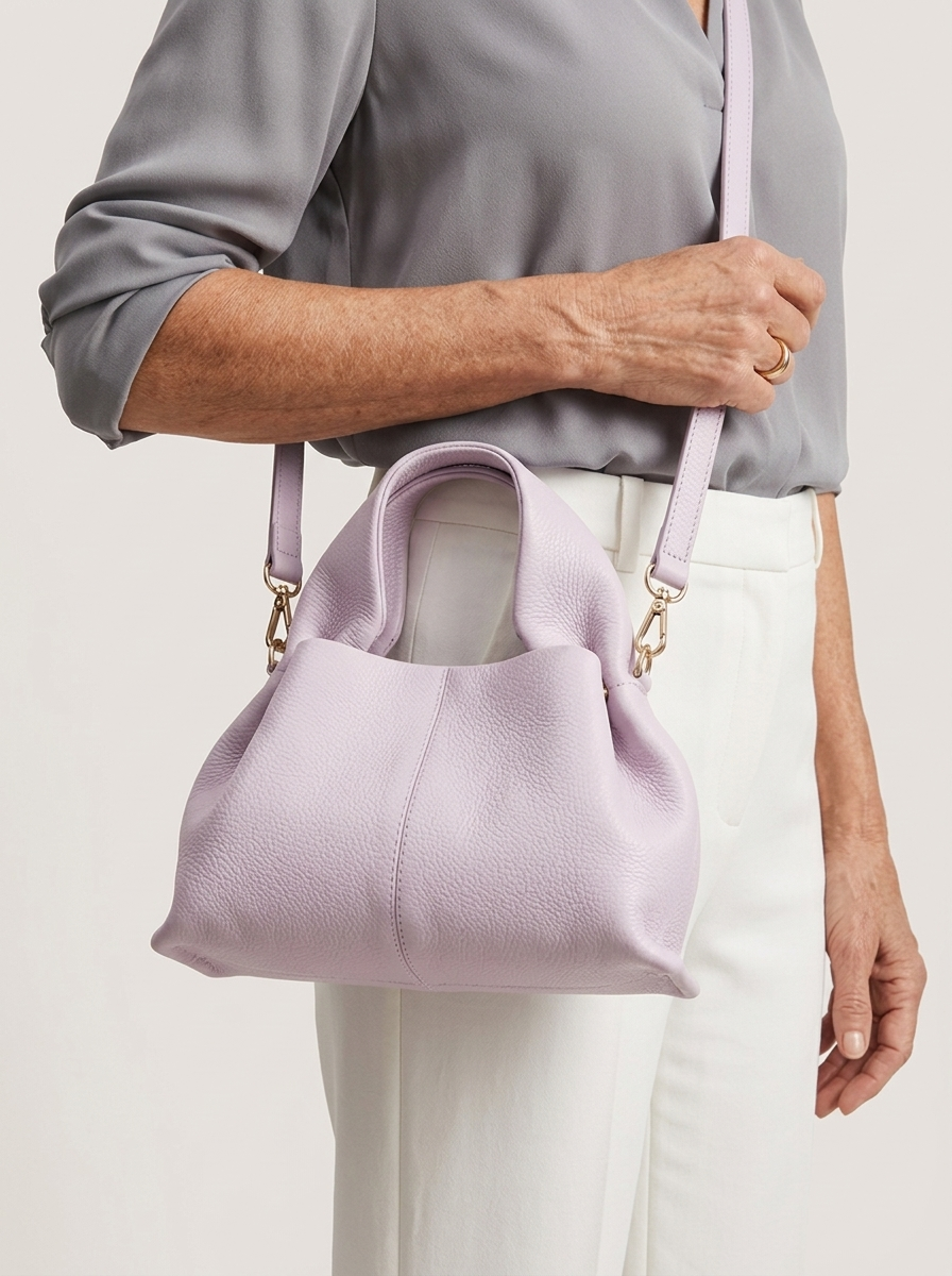 Top-Handle Bag aus genarbtem Leder - Lavendel - Model
