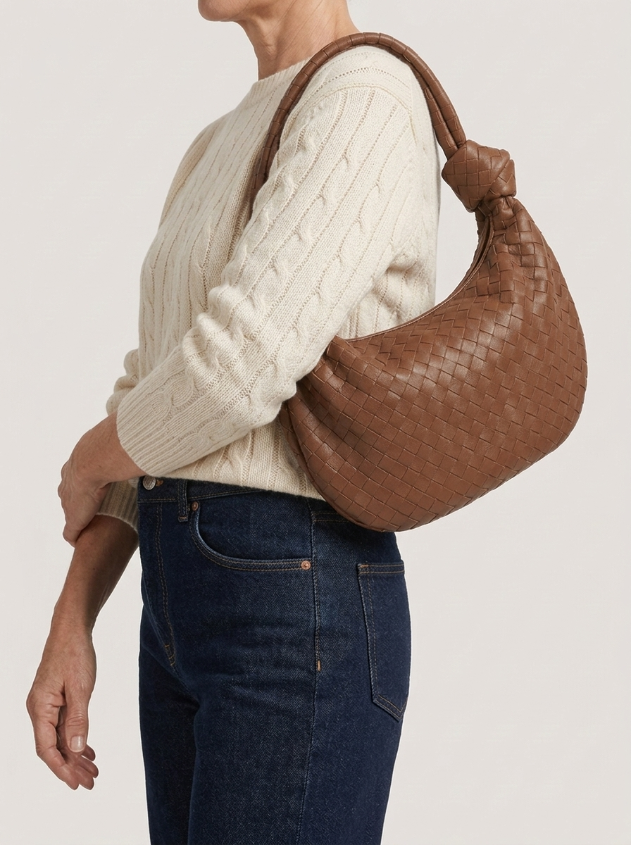 Geflochtener Hobo Bag mit Knotenhenkel - Braun - Model