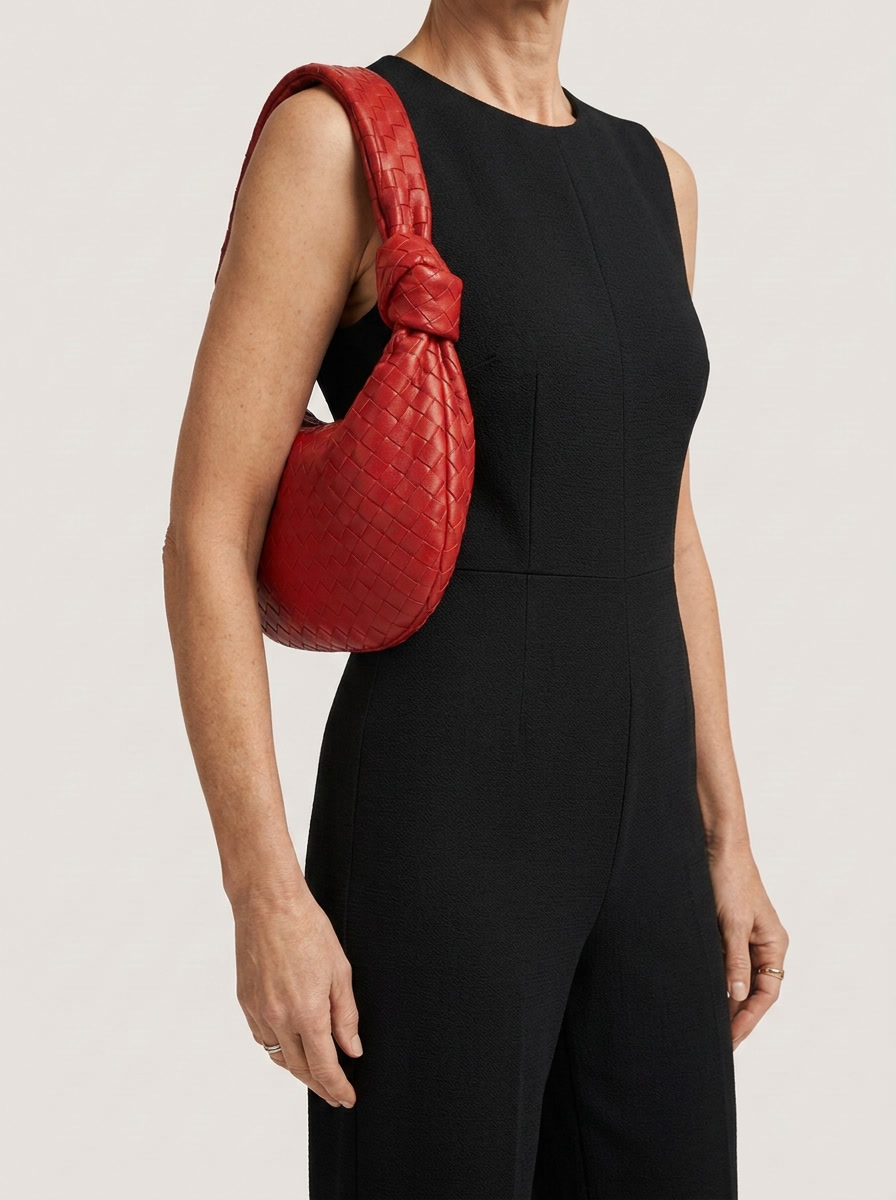 Geflochtener Hobo Bag mit Knotenhenkel - Rot - Model