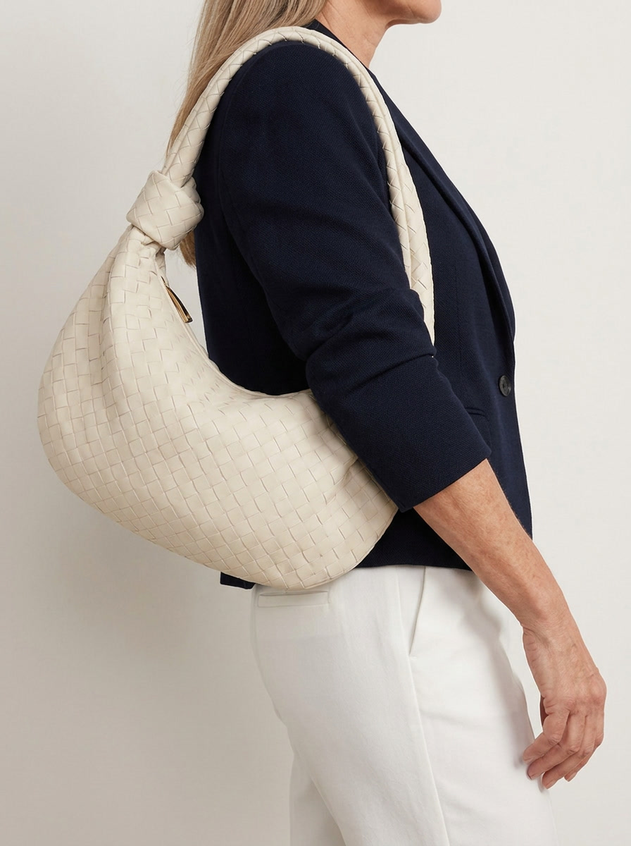 Geflochtener Hobo Bag mit Knotenhenkel - Creme - Model