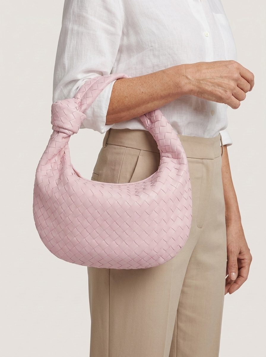Geflochtener Hobo Bag mit Knotenhenkel - Pink - Model