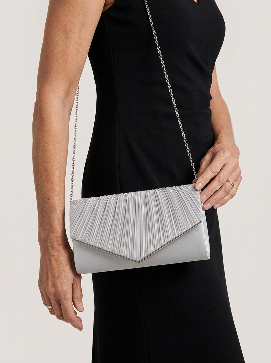 Plissierte Clutch mit Kettenriemen - Silber - Model